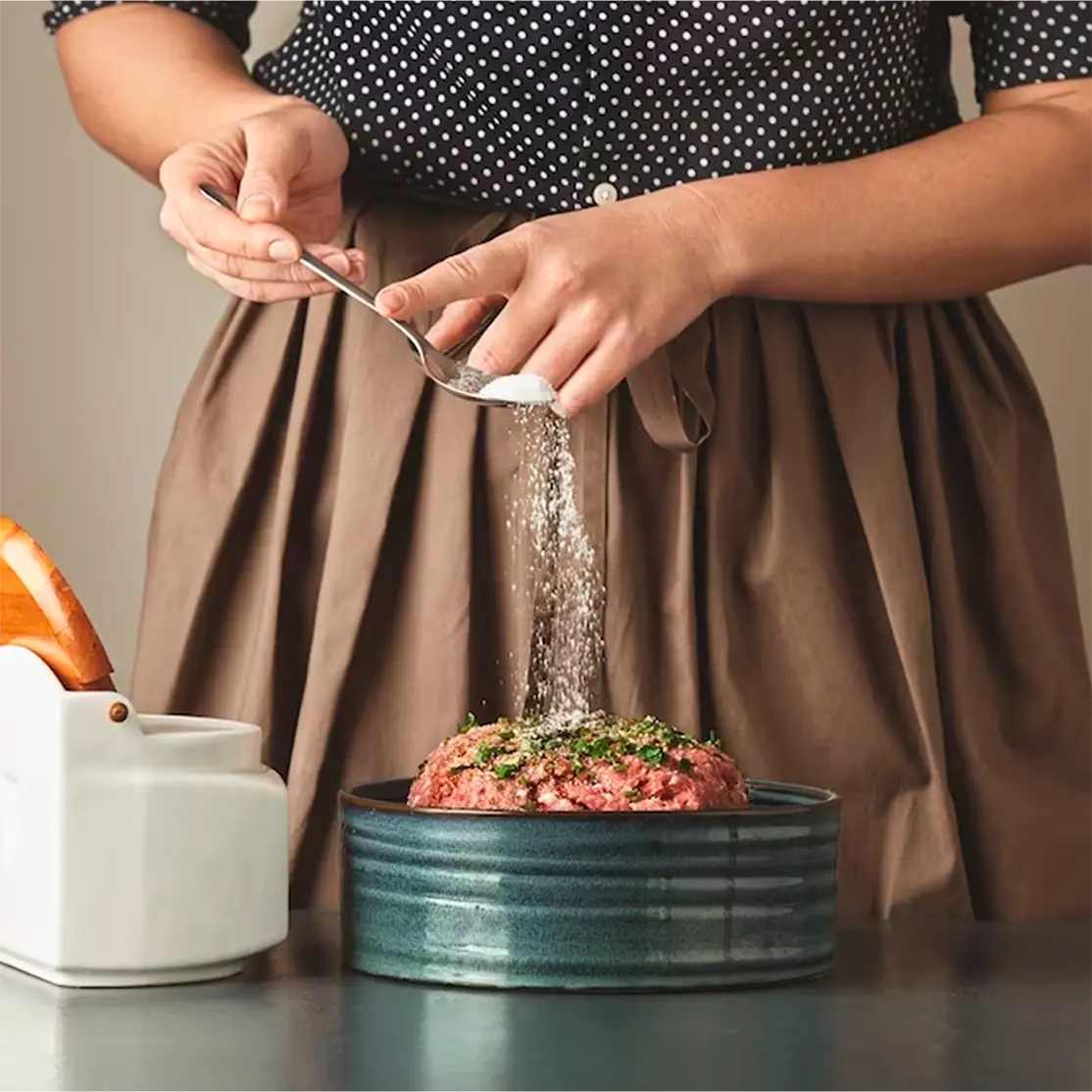 Imagem de uma mulher preaparando alimentos